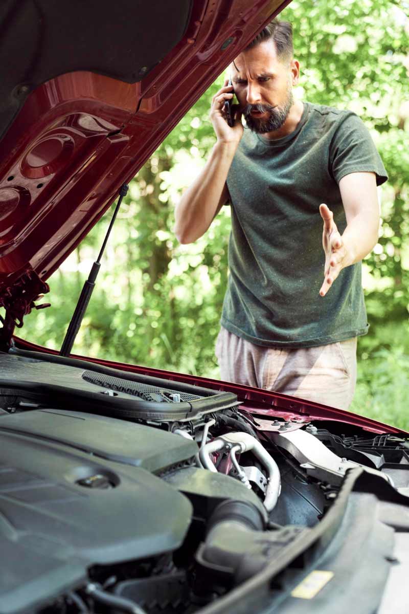 Junger Mann prüft Getriebeschaden bei Schrottauto Ankauf Germersheim